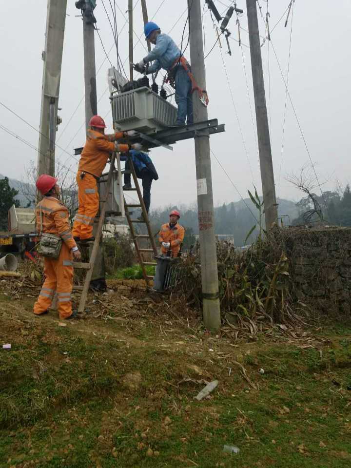 守護燈火，電力人在行動——松桃供電局一線員工春節(jié)保電側(cè)記
