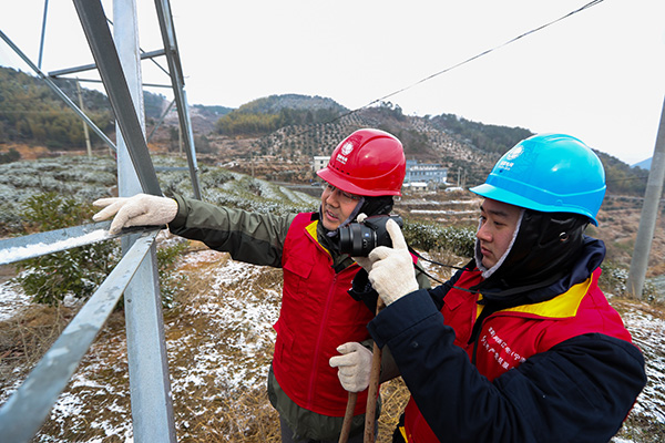 國網寧海縣供電公司：踏冰踩雪巡線忙 保萬家燈火明