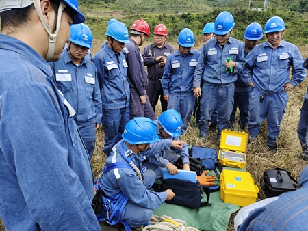 鳳慶供電局開展接地電阻儀、直流試送儀的培訓(xùn)
