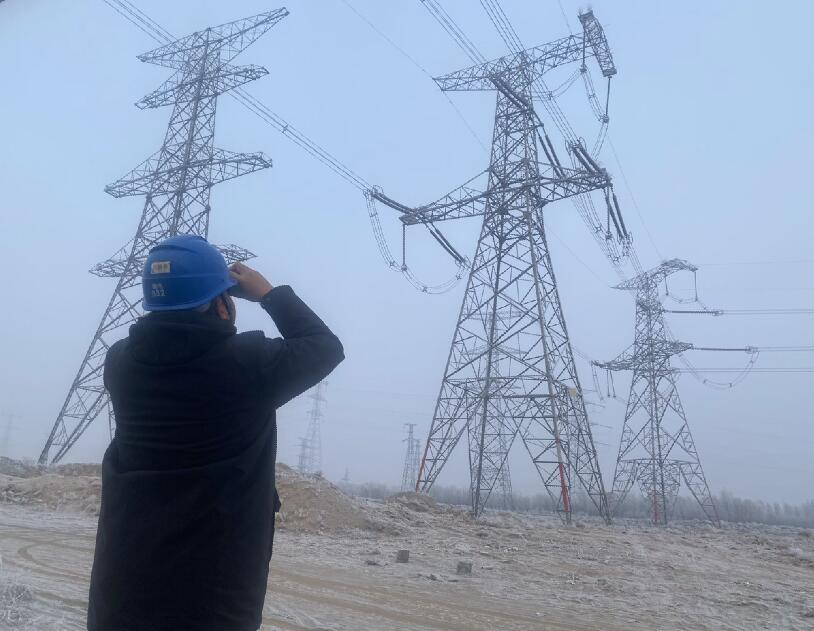 內(nèi)蒙古烏海超高壓供電公司防污除閃，寒冬堅守一線