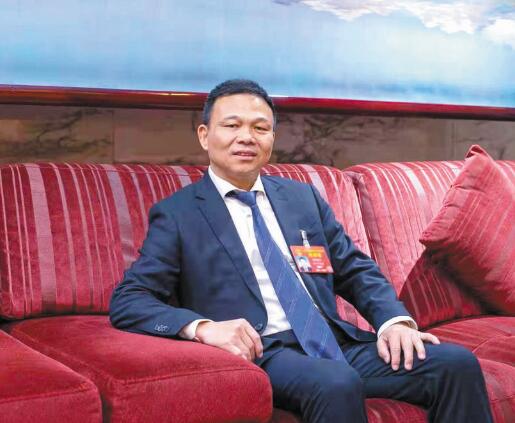 強(qiáng)電網(wǎng)優(yōu)服務(wù) 推動(dòng)城鄉(xiāng)一體化發(fā)展——訪全國(guó)人大代表、奧克斯集團(tuán)有限公司董事長(zhǎng)鄭堅(jiān)江