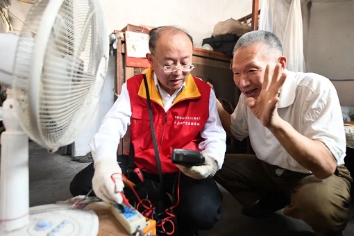 為愛點(diǎn)燈——記國(guó)網(wǎng)浙江慈溪市供電有限公司電力工人錢海軍