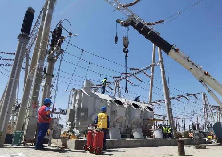吊罩成功！主變大修工程為“綠色電”保駕護(hù)航