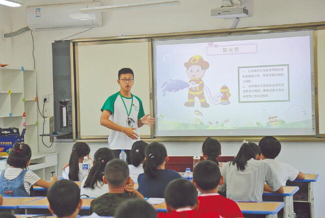 郝明?。簬椭嗳?傳遞更多溫暖