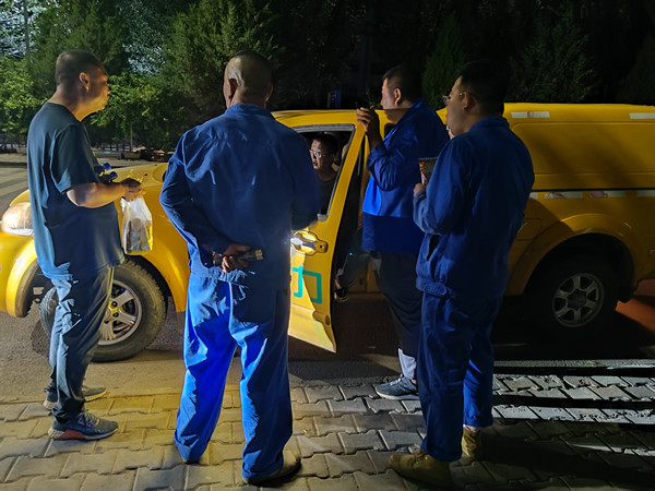 烏海市千里山供電公司千鋼供電所黑夜中的孤勇者，背抵黑暗守護光明