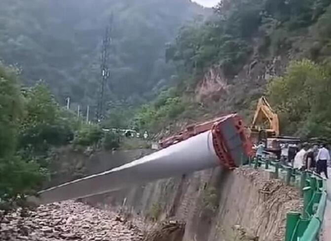 陜西寶雞隴縣：80米風(fēng)電扇葉運輸車歪倒，正救援