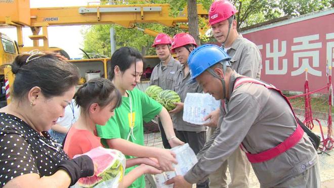 四川什邡：電力工人高溫保電忙，社區(qū)群眾熱情慰問表感謝