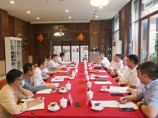 中國電建黨委常委、副總經(jīng)理徐鵬程與海南萬寧市委書記蓋文啟、市長王三防座談