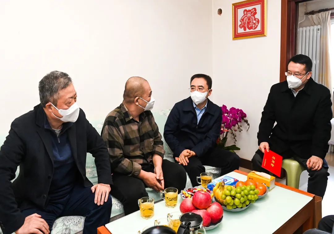 鄒磊、劉明勝走訪慰問退休老領(lǐng)導(dǎo)、勞模遺屬、困難黨員群眾