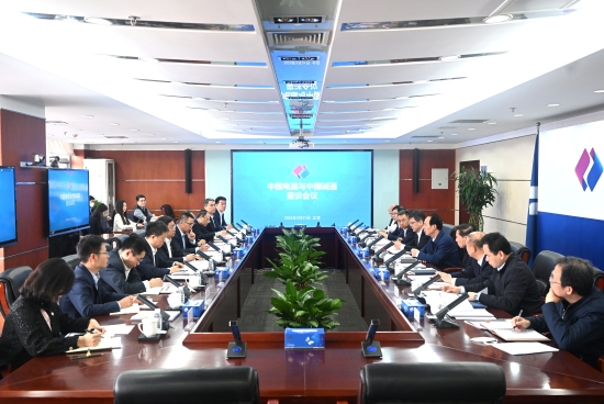 中國電建黨委書記、董事長丁焰章與中國誠通集團黨委書記、董事長朱碧新會談