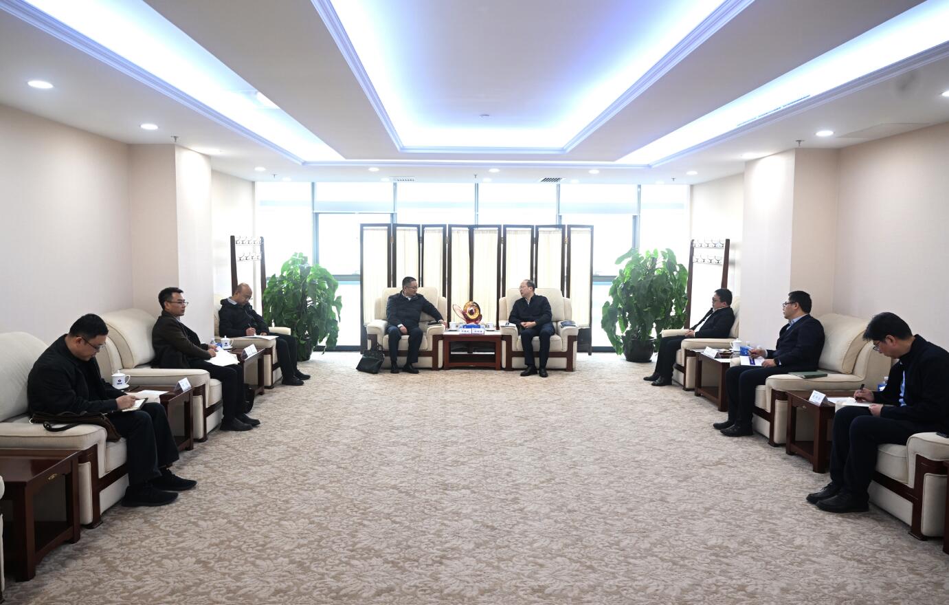 中國電建黨委常委、副總經(jīng)理徐鵬程與西藏開發(fā)投資集團黨委書記、董事長祁騰武會談