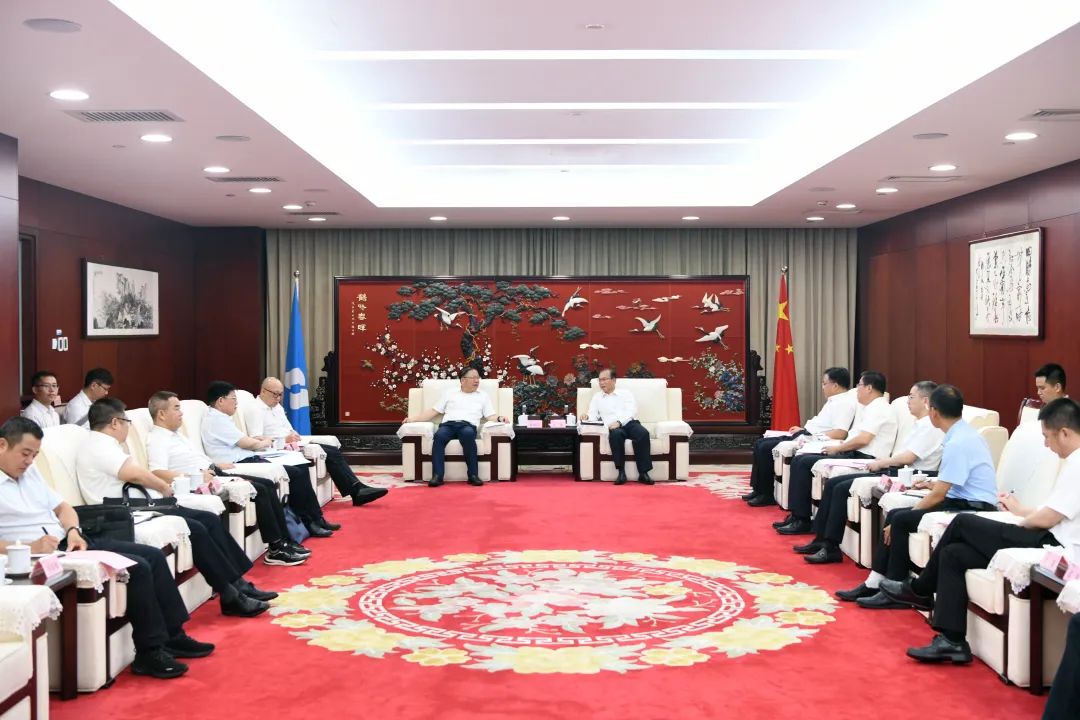 江毅與廣西壯族自治區(qū)人民政府黨組成員、國資委黨委書記秦如培舉行會談