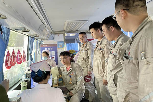 臨汾熱電公司組織“熱血與大愛同流，真情與奉獻(xiàn)同行”無(wú)償獻(xiàn)血活動(dòng)