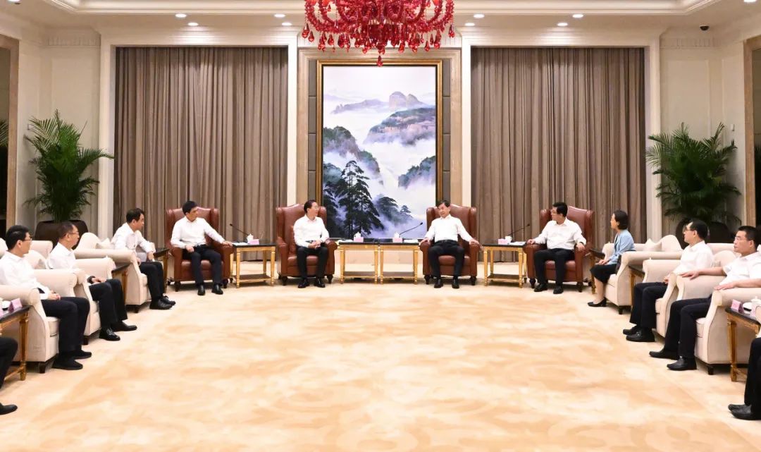 國家電網(wǎng)公司董事長、黨組書辛保安與福建省委書記周祖翼、省長趙龍會談