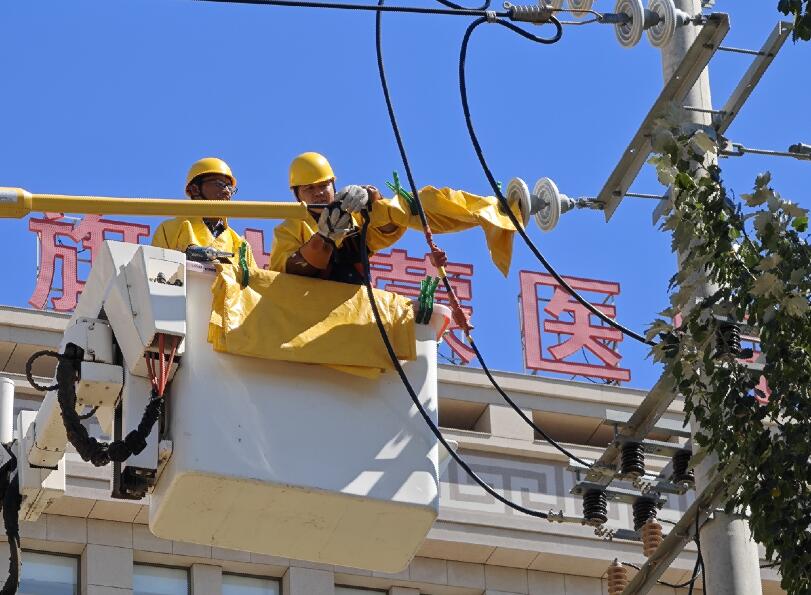 阿拉善供電公司迎夏峰帶電消缺，保醫(yī)電“汗”衛(wèi)民生