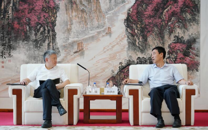 中國能建黨委副書記、總經(jīng)理孫洪水與重慶兩江投資集團黨委書記、董事長李謹會談