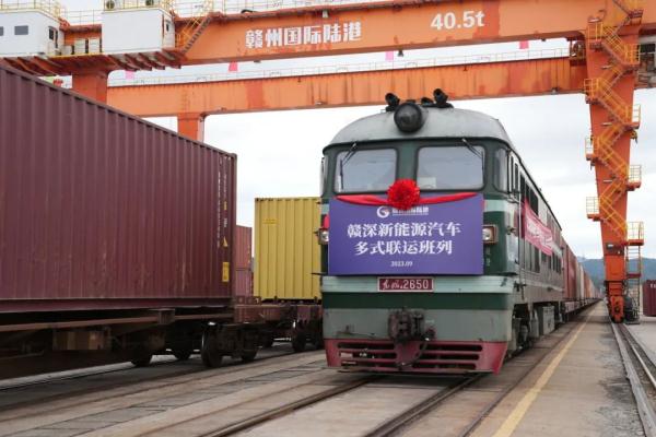 國(guó)產(chǎn)新能源汽車，坐火車“出?！?