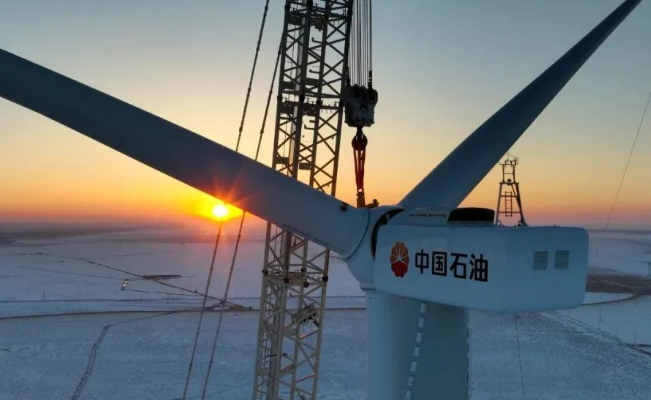 中國石油在建單體規(guī)模最大集中風電項目——昂格55萬千瓦風電項目首臺風機成功吊裝！