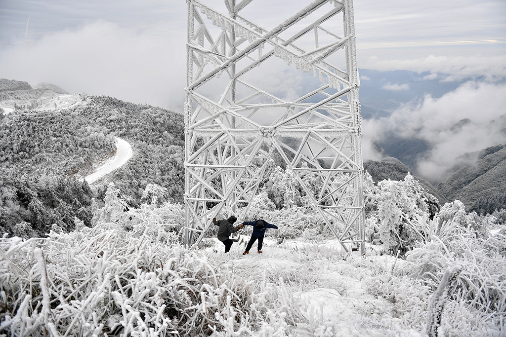 海拔1420米，電力“哨兵”風(fēng)雪中守護(hù)萬家燈火