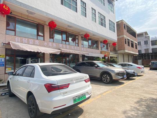 返鄉(xiāng)新能源車主尋覓公用充電樁，鄉(xiāng)村充電補能仍有待解決