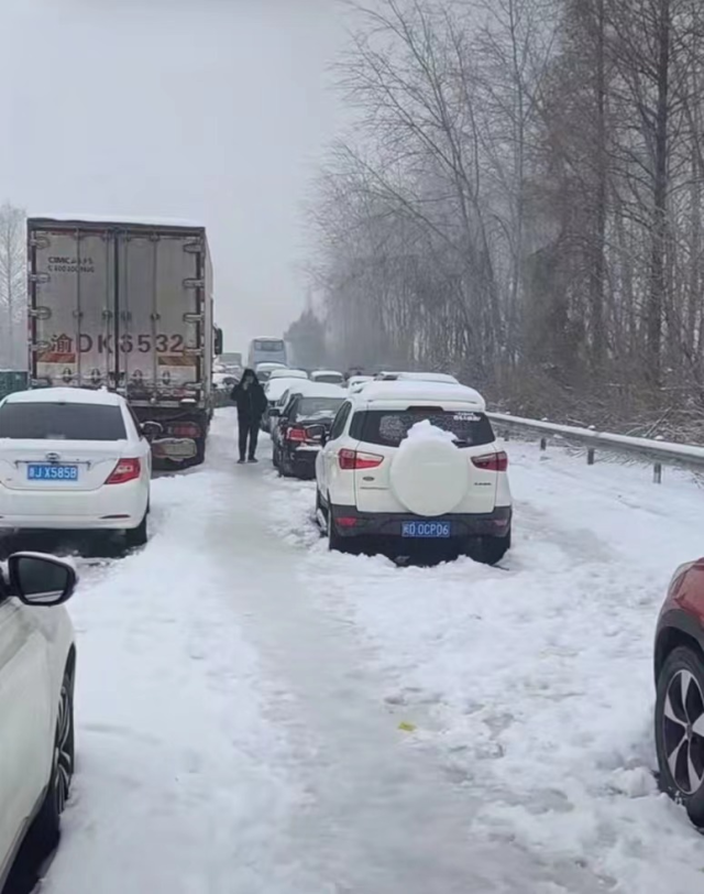 湖北凍雨暴雪導(dǎo)致高速公路堵塞，電動(dòng)汽車(chē)再現(xiàn)“趴窩”