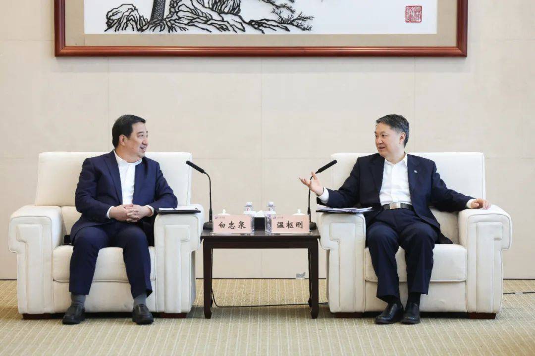 中國電氣裝備董事長白忠泉、總經(jīng)理周群拜訪中國華能董事長溫樞剛