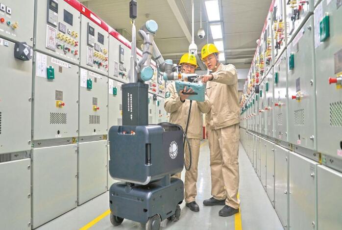 上海浦東供電公司變電站新型仿生機器人“浦?！? width=