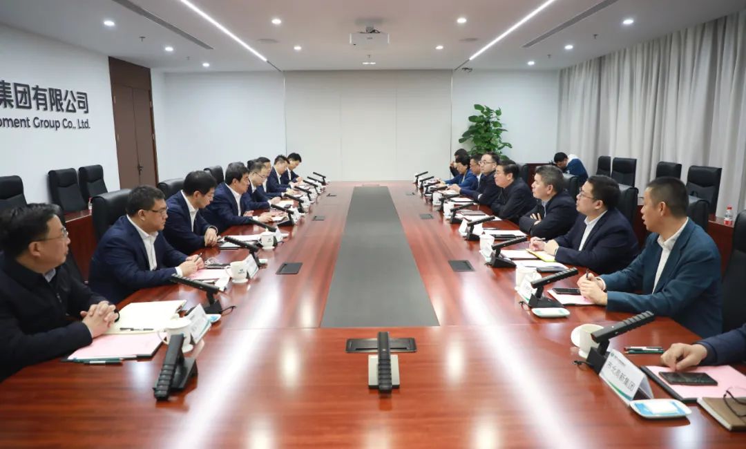 中國電氣裝備黨委書記、董事長白忠泉會(huì)見上海市靜安區(qū)委書記于勇