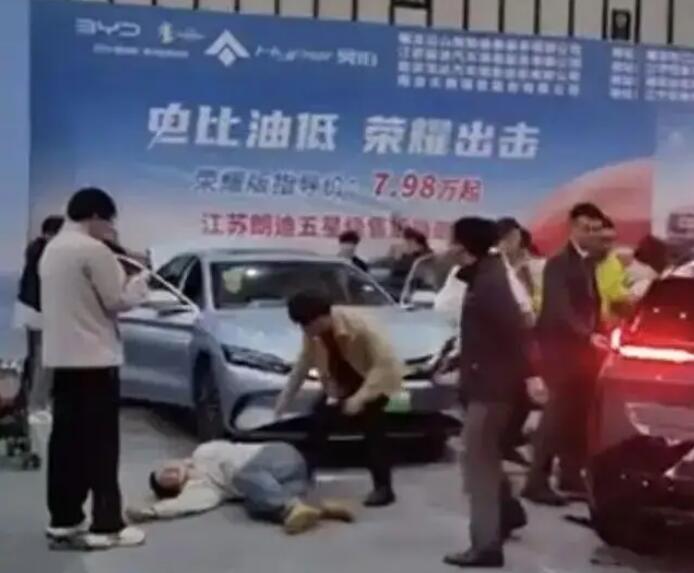 突然啟動(dòng)!參展車撞傷5人，車企最新回應(yīng)