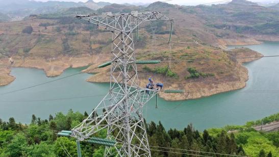 貴州興義供電局高空之上，用責任守護安全送去光明