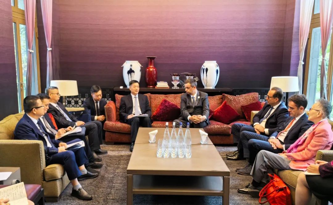 東方電氣集團黨組書記、董事長俞培根與法國電力集團董事長兼首席執(zhí)行官呂克·雷蒙會談