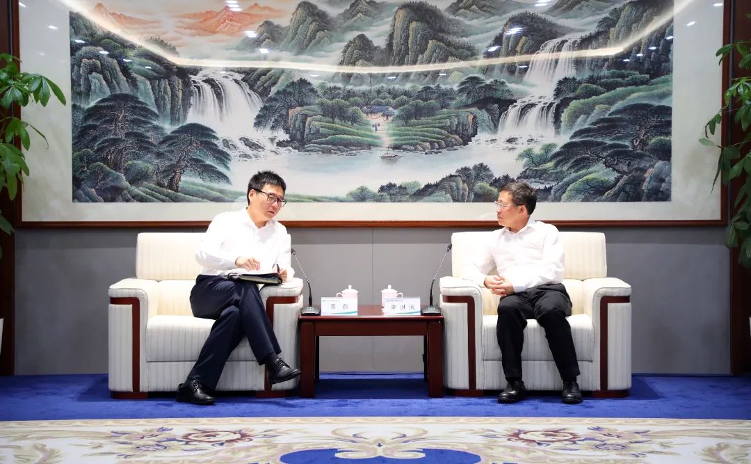 中國(guó)電氣裝備黨委書記、董事長(zhǎng)李洪鳳會(huì)見(jiàn)上海電氣集團(tuán)黨委書記、董事長(zhǎng)吳磊