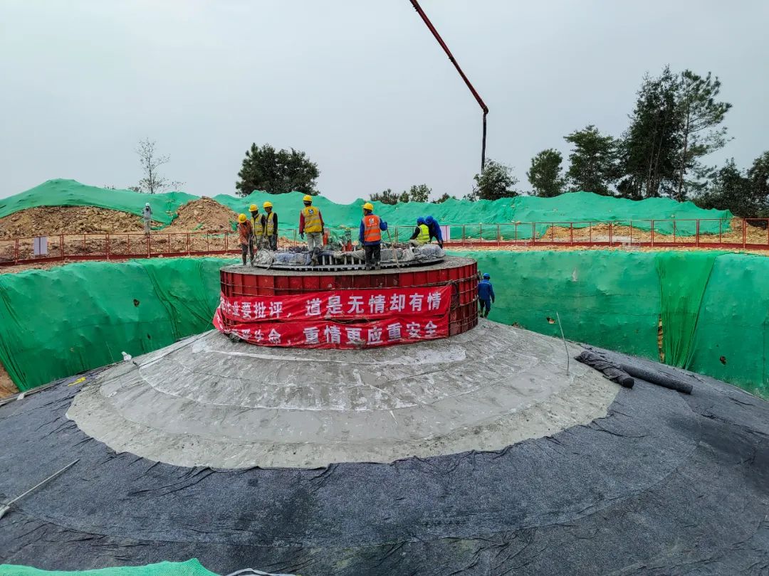 國能永福公司廣福風(fēng)電項(xiàng)目首臺(tái)風(fēng)機(jī)基礎(chǔ)澆筑完