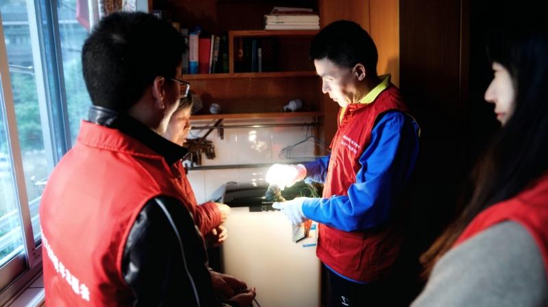 國網(wǎng)浙江物資公司電力青年主動上門服務(wù)，“電暖”千萬家